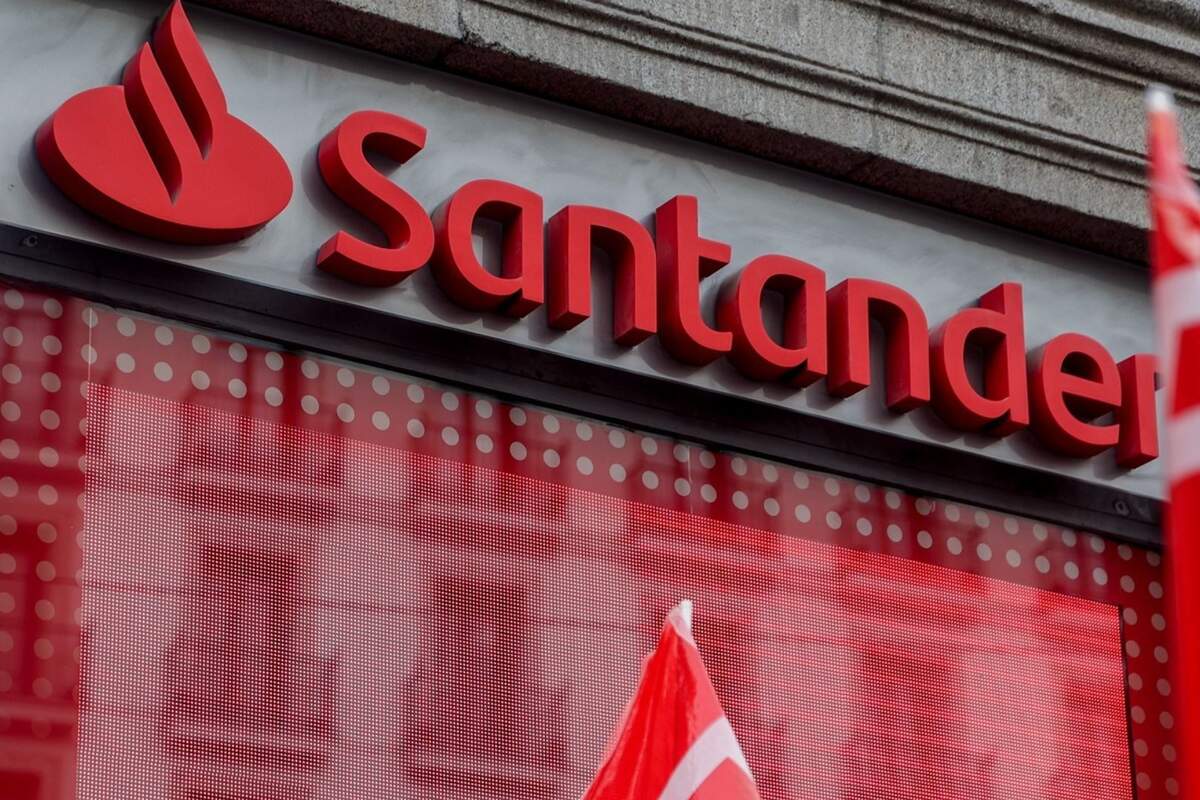 Un rótulo del Banco Santander de color rojo en una oficina bancaria