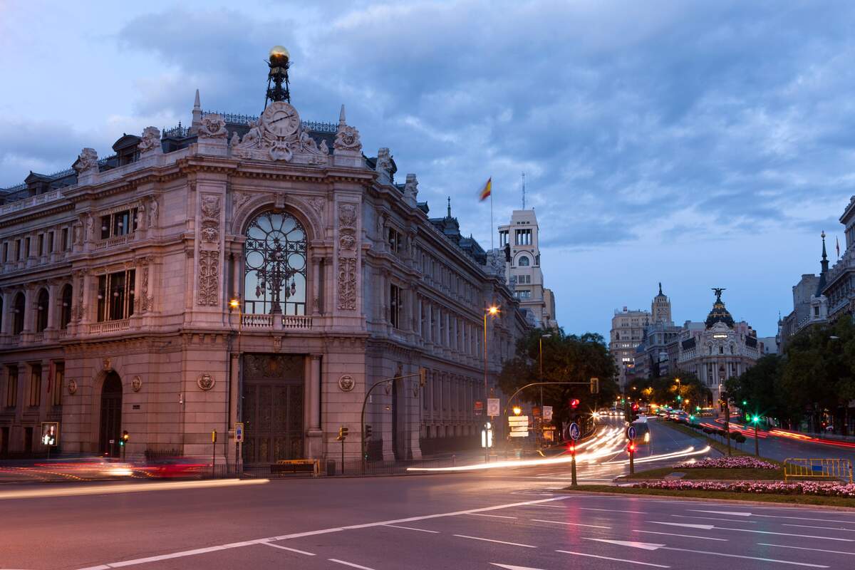 Imágen del Banco de España por la noche