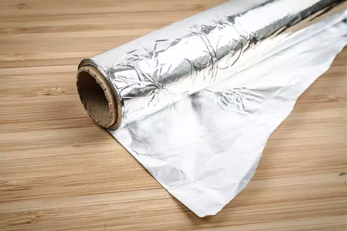 Papel de aluminio de cocina encima de una mesa Papel de aluminio de cocina encima de una mesa