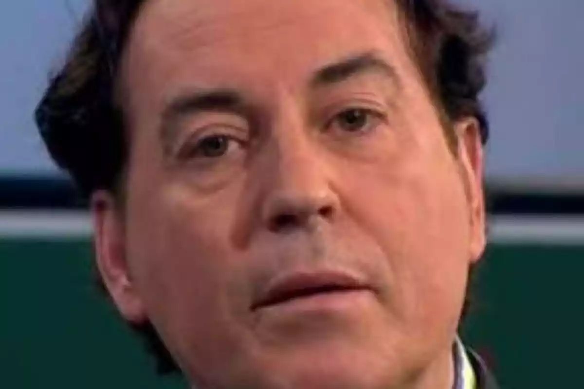 Primer plano de Pipi Estrada con el rostro serio Primer plano de Pipi Estrada con el rostro serio