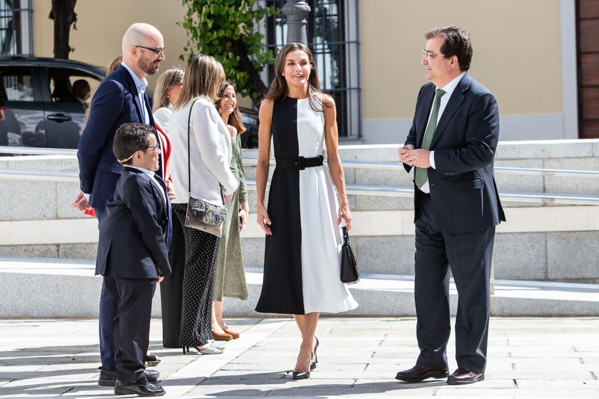 Foto de la reina Letizia luciendo el vestido a su llegada a los Premios Reina Letizia