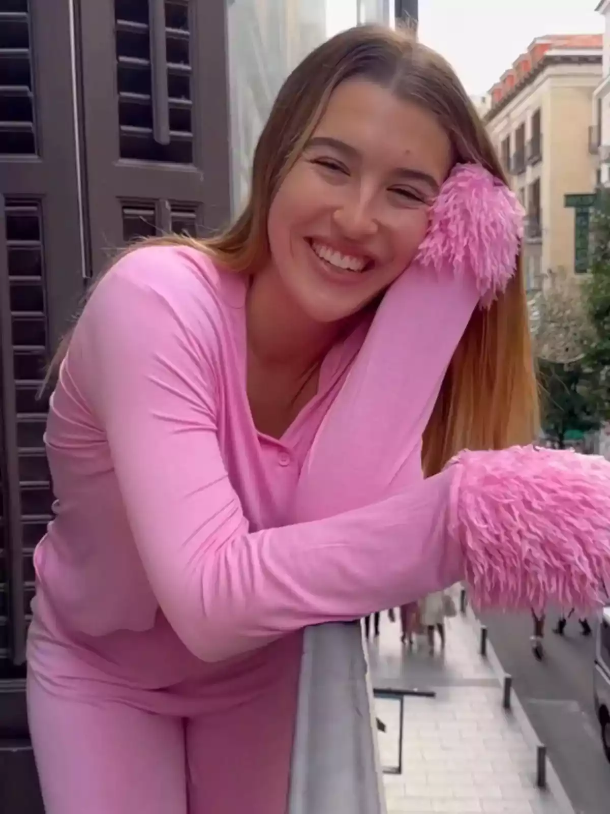 Foto de Alba Díaz en pijama en un balcón Foto de Alba Díaz en pijama en un balcón