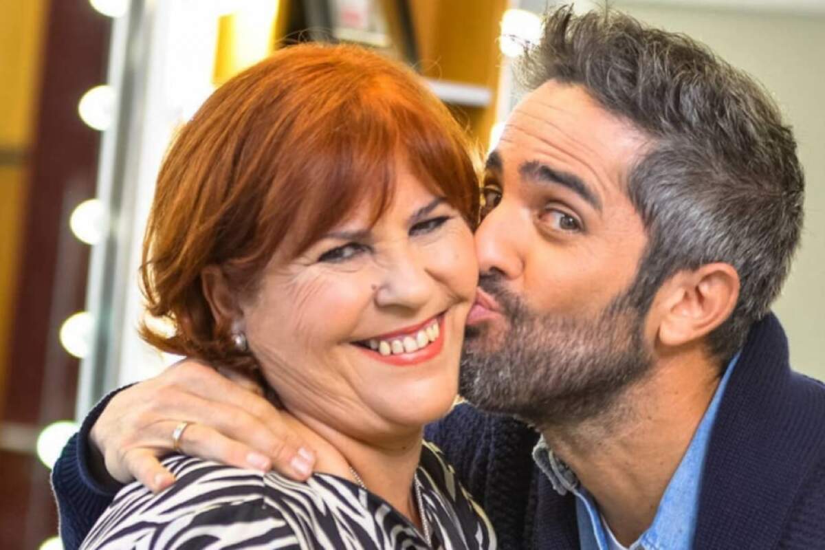 Foto del presentador Roberto Leal besando a su madre