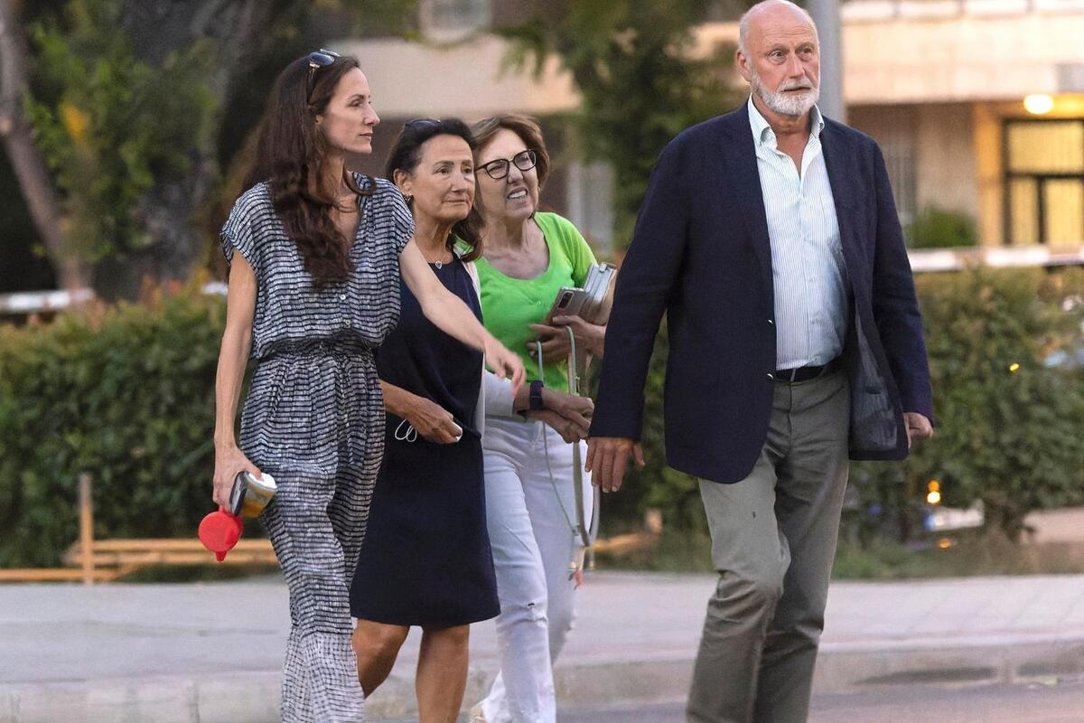 Marcus Brandler andando con Paloma Rocasolano y su hija Telma Ortiz