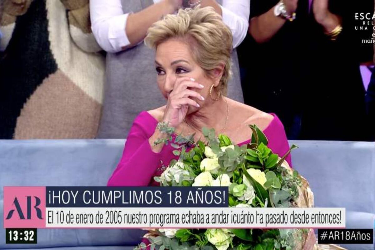 Captura de la presentadora Ana Rosa Quintana emocionada durante la celebración de los 18 años de su programa