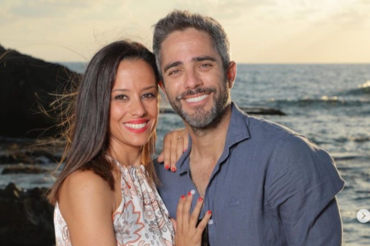 Roberto Leal y su mujer, Sara Rubio, posando sonrientes con el mar de fondo