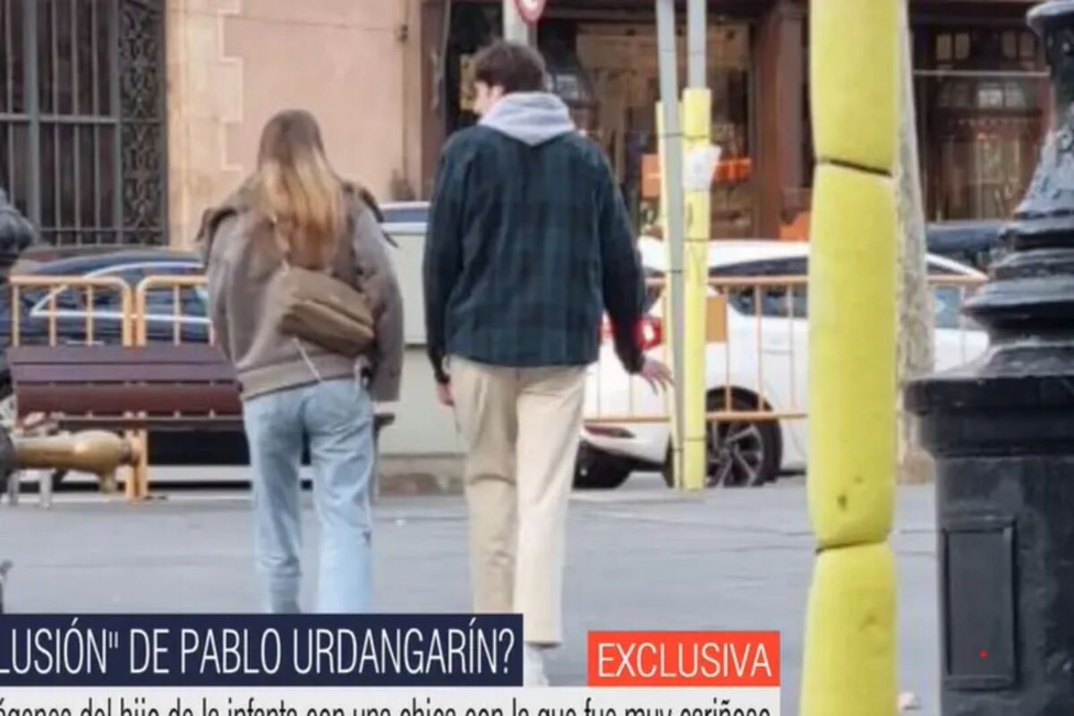 Pablo Urdangarin paseando con una chica
