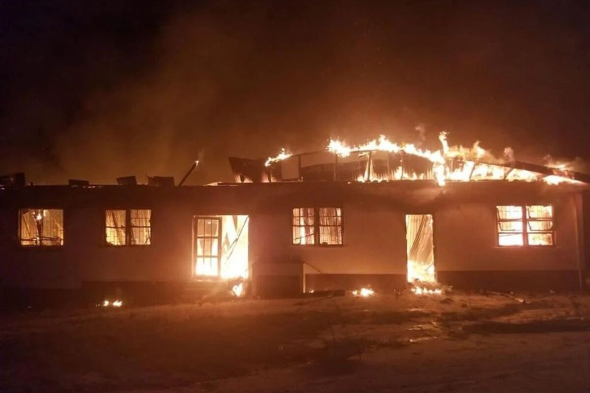 Imagen de una escuela en llamas en Guyana