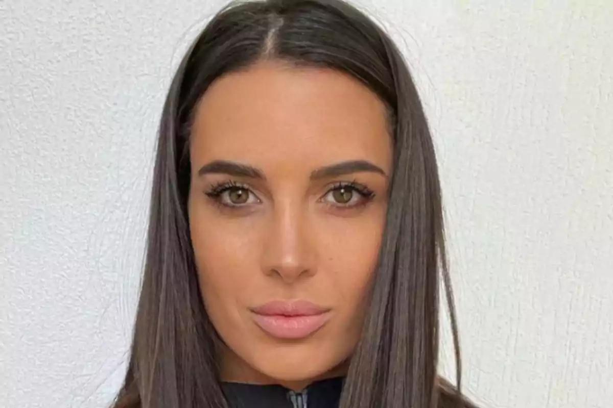 Primer plano de Ana Martín, la nueva ilusión de Íker Casillas, con rostro serio Primer plano de Ana Martín, la nueva ilusión de Íker Casillas, con rostro serio