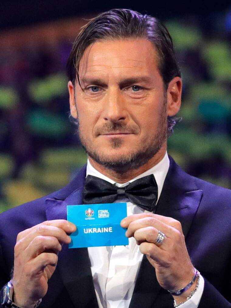 Francesco Totti sacando una papeleta del sorteo