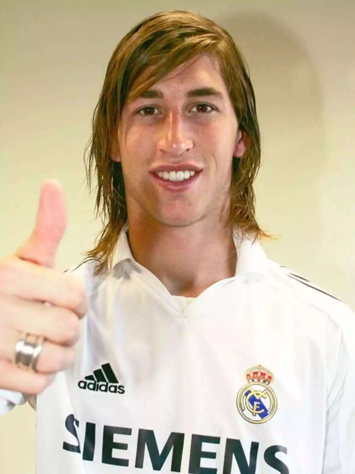 sergio-ramos-de-joven-posando-con-la-camiseta-del-real-madrid-6319c3ce06d68.webp