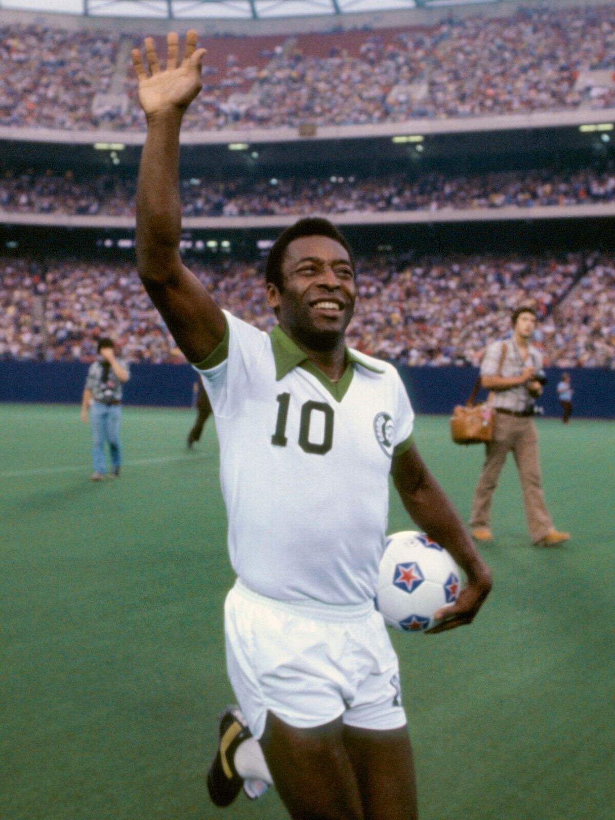 Pelé saludando a la grada durante un partido Pelé saludando a la grada durante un partido