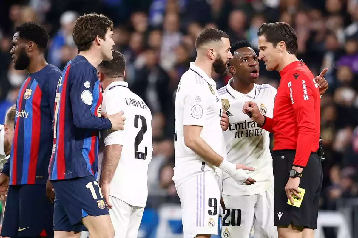 Jugadores del Real Madrid protestan al árbitro Jugadores del Real Madrid protestan al árbitro
