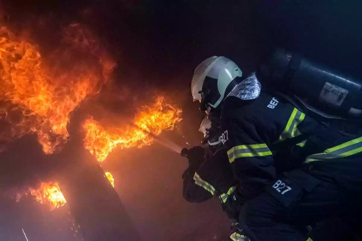 Bombero apagando un incendio Bombero apagando un incendio