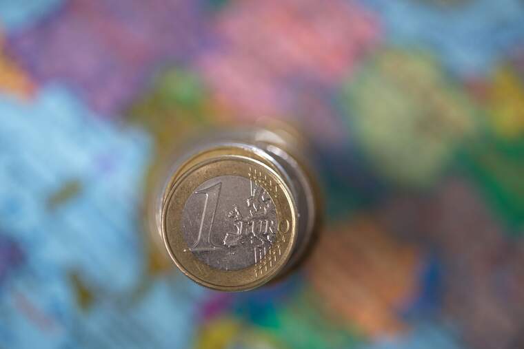 Moneda de un euro encima de un mapa