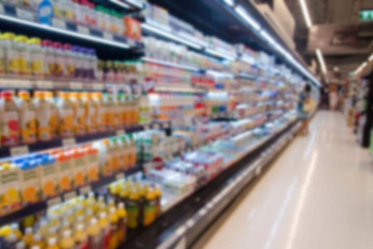 Montones de comida en las estanterías de un supermercado