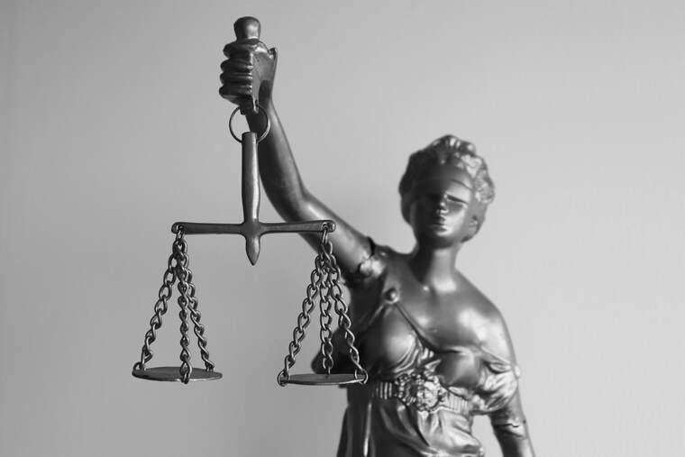 Una estatua simbolizando la justicia