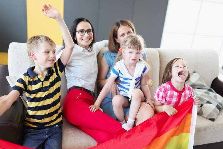 Una familia homoparental, 2 mujeres y 3 niños