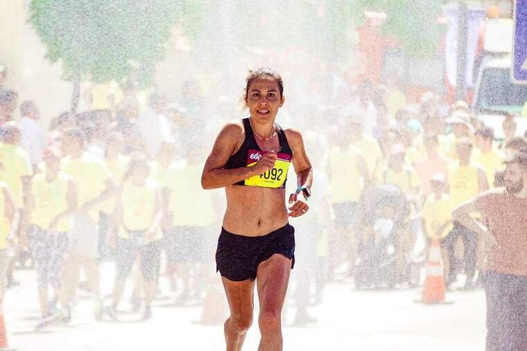 Mujer corriendo en un maratón