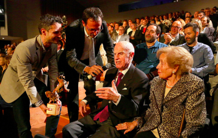 Ramon Roqueta Roqueta en el moment de rebre el premi a a trajectòria professional dels Premis Vinari 2015