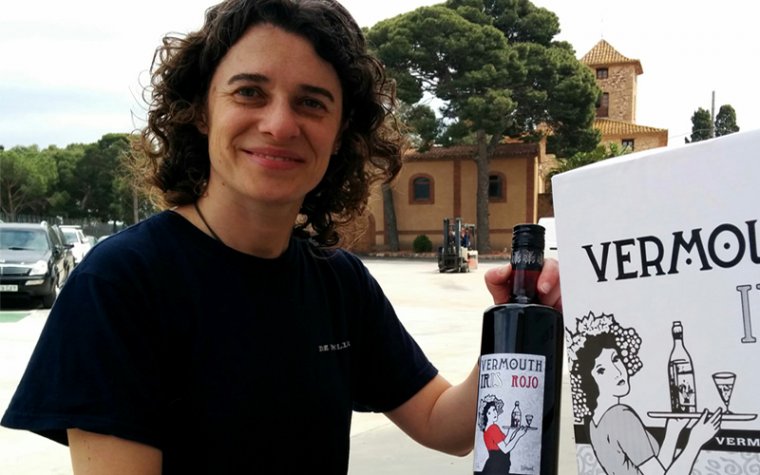 Gemma Martínez ensenya l'ampolla del vermut guanyador