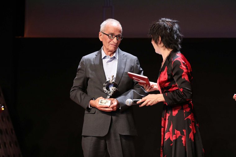 Antoni Mata en el moment de rebre el Premi Vins i Licors Grau a la Trajectòria Professional en el món del vi dels Premis Vinari 2018