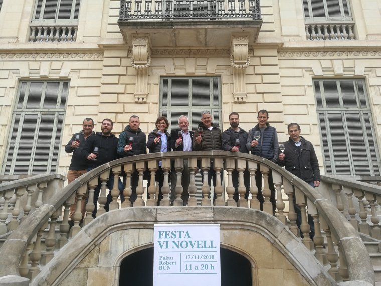 Els representants dels cellers que han participat a la Festa del Vi Novell al Palau Robert de Barcelona