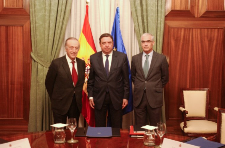 El president de la Federació Espanyola del Vi, Miquel A. Torres i el seu director general, José Luís Benítez, amb el Ministre d'Agricultura, Pesca i Alimentació, Luís Planas