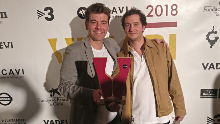 A l'esquerra Javier Bueno amb el guardó que van rebre als Premis Vinari 2018