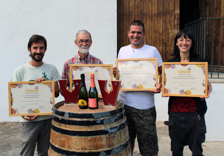 Jordi Guilera, amb la resta de responsables del Cava Guilera amb els diplomes i guardons dels Premis Vinari 2018
