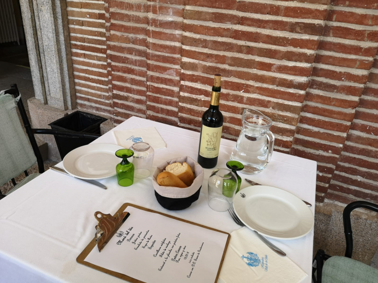 Taula del restaurant del Valle de los Caídos, amb el vi al costat de l'aigua