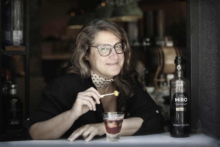 L'escriptora Ada Castell es pren el vermut amb ensadala russa