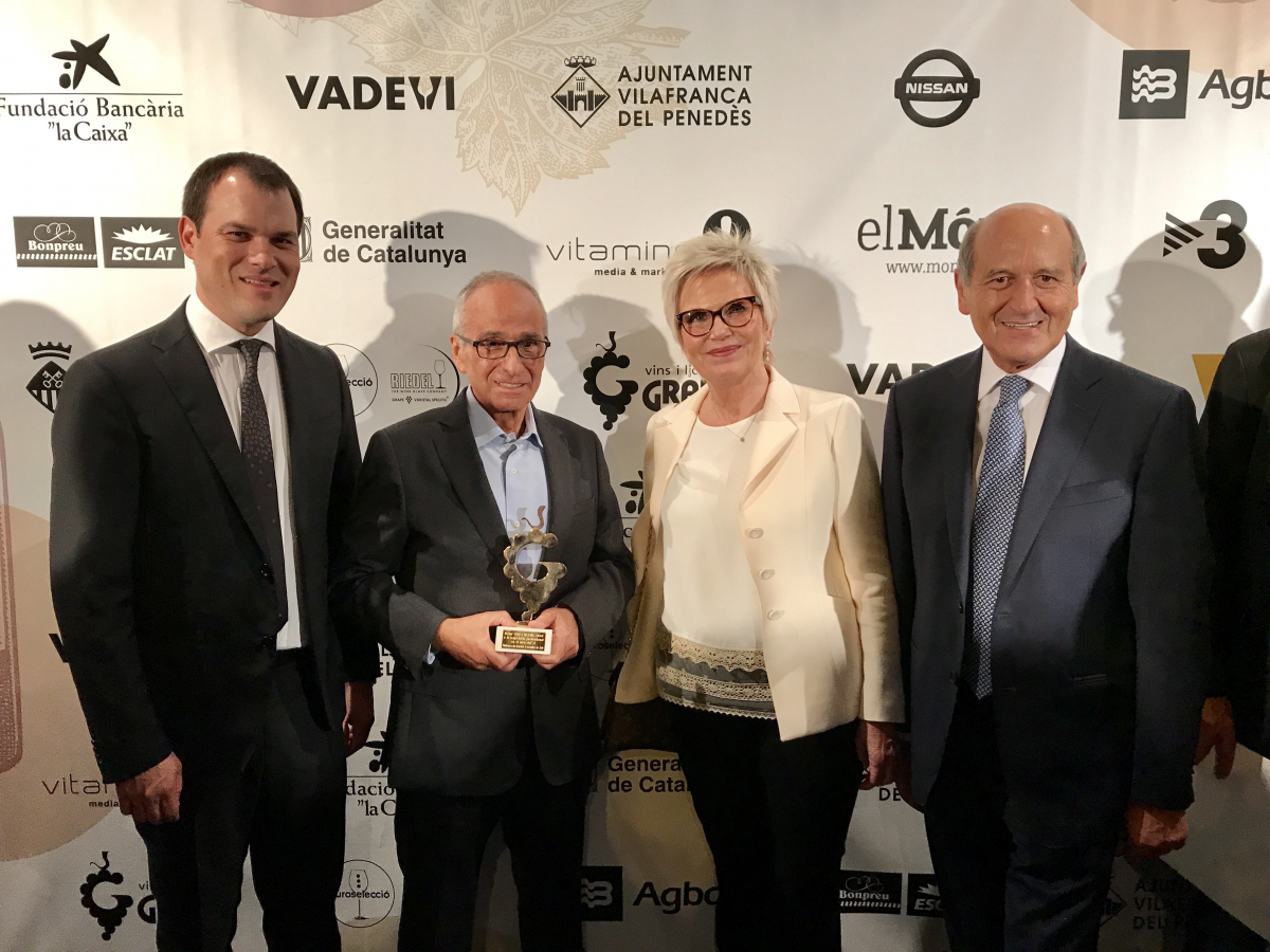 La família Grau amb Anton Mata, Premi Vinari a la Trajectòria Professsional den el món del vi 2018
