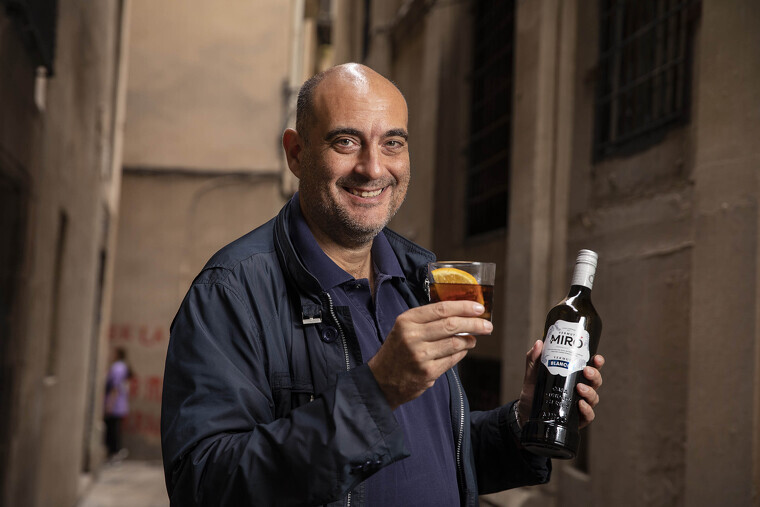 El periodista i escriptor, Xavier Bosch fa un vermut Miró amb el Tot Barcelona