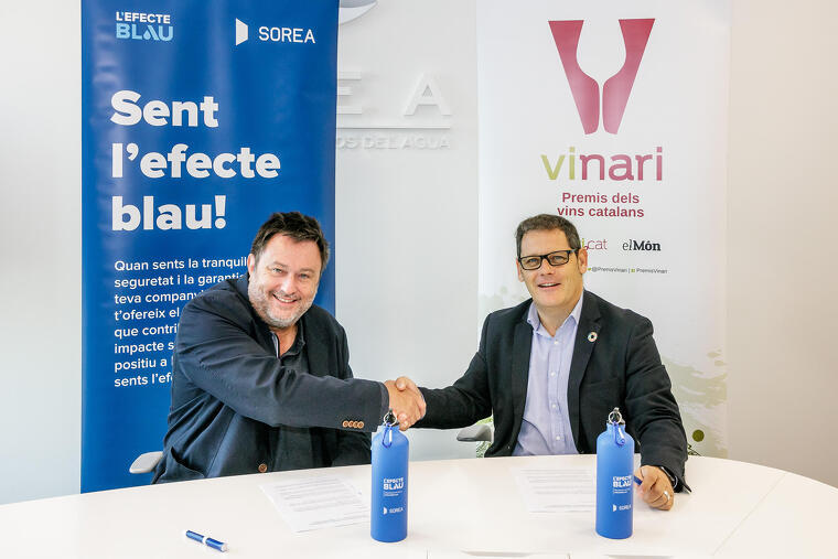 Salvador Cot, editor del diari Vadevi i Emili Giralt, director executiu de SOREA en el moment de signar el conveni de col·laboració amb els Premis Vinari