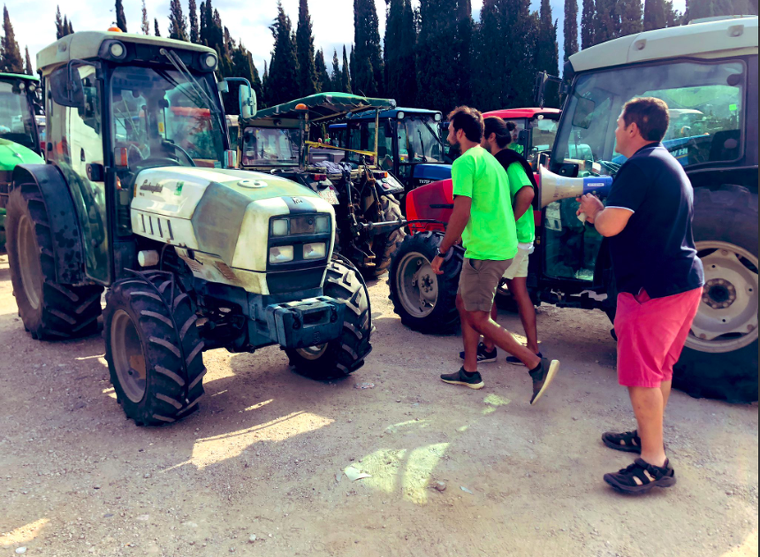 Tractorada en la jornada de vaga dels viticultors del Penedès