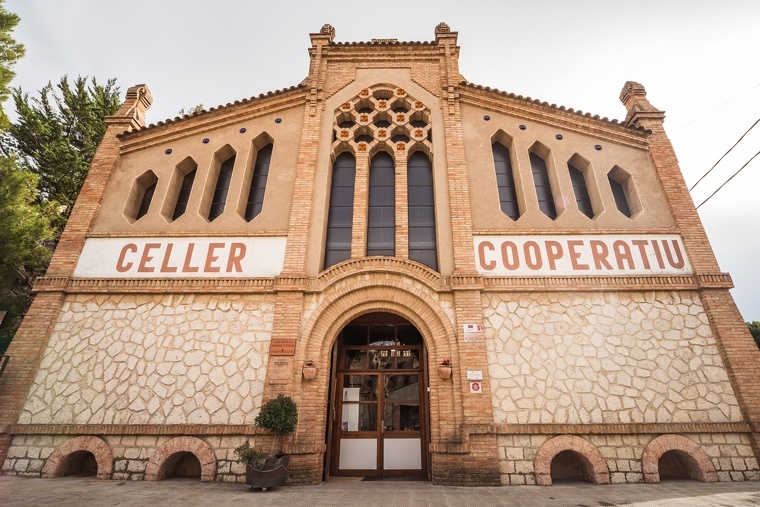 La façana del Celler Cooperatiu de Cornudella del Montsant
