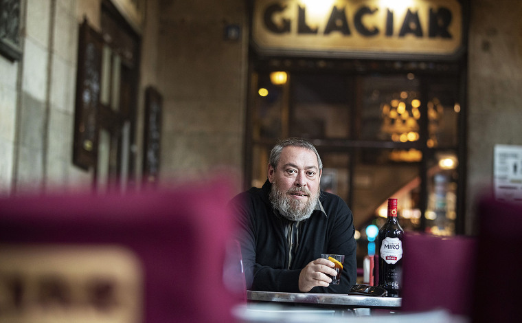 Xavier Theros s'asseu amb el Tot Barcelona a fer un vermut Miró