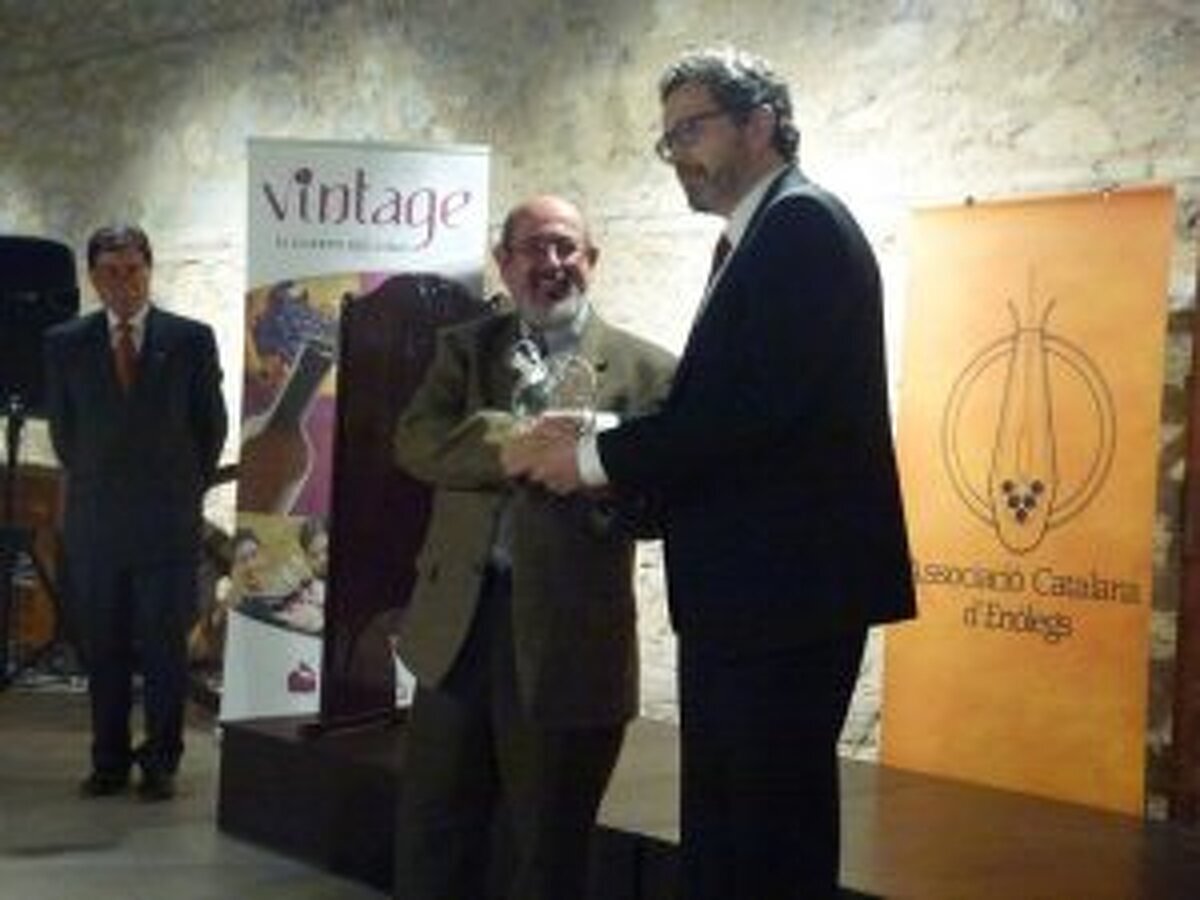 Àngel Garcia Petit en el moment de rebre el reconeixement per la seva tasca periodística a la Nit de l'Enologia de 2015