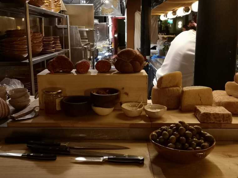 La sobrassada i els formatges illencs que serveix Ca Na Toneta a Barcelona
