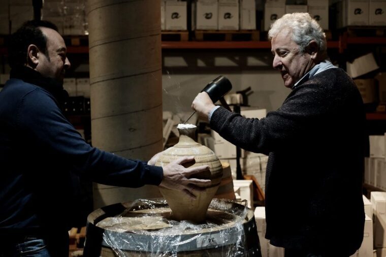 Jordi Diloli, director del grup de recerca GRESEPIA, i Fernando Zamora, director del celler experimental Mas dels Frares, obren la primera gerra de vi de la collita 2019