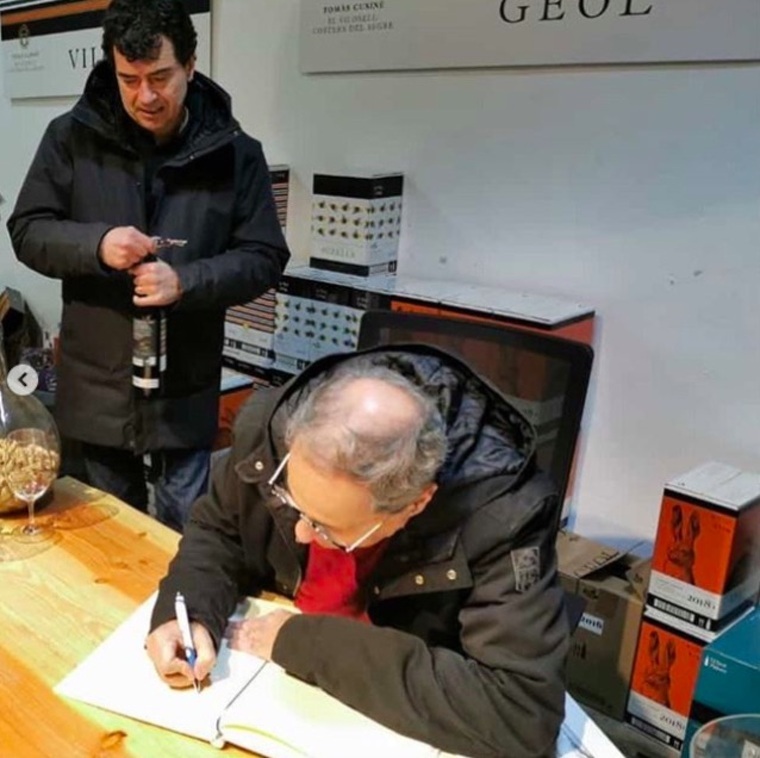 Quim Torra, encara president de la Generalitat, signa el llibre de visites del celler Tomàs Cusiné