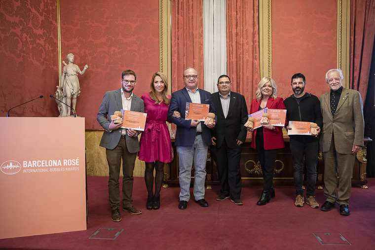 Fotografia de família de la primera edició dels Barcelona Rosé International Bubbles Awards