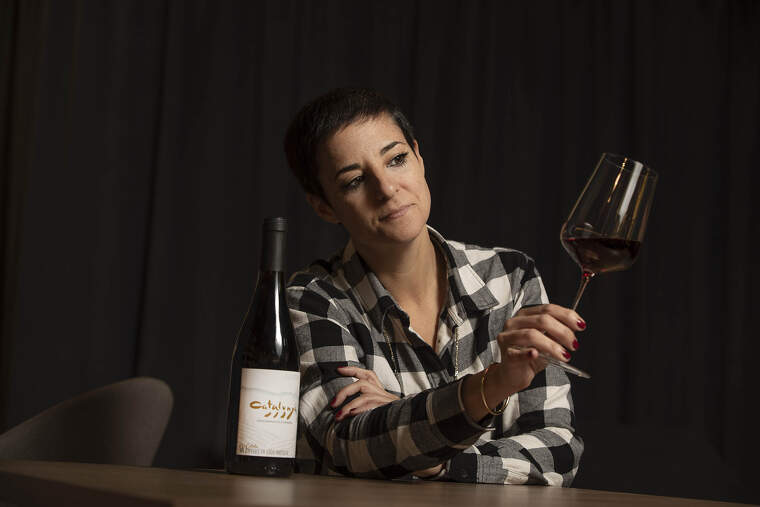 Gemma Ruiz s'asseu amb el Tot Barcelona amb una copa de vi de la DO Catalunya