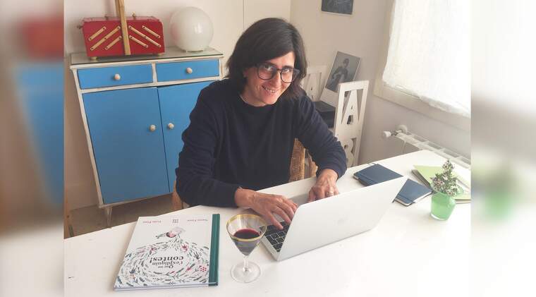 La periodista i escriptora Natza Farré, amb una copa de vi DO Catalunya, a casa seva amb el seu nou llibre