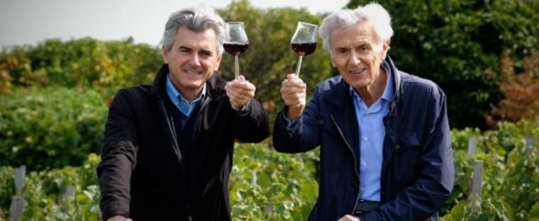 George Duboeuf a l'equerra de la fotografia presentant els seus vins