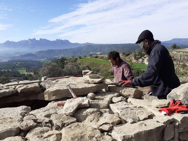 Persones en risc d'exclusió social aprenen les tasques de restauració del patrimoni de la pedra seca