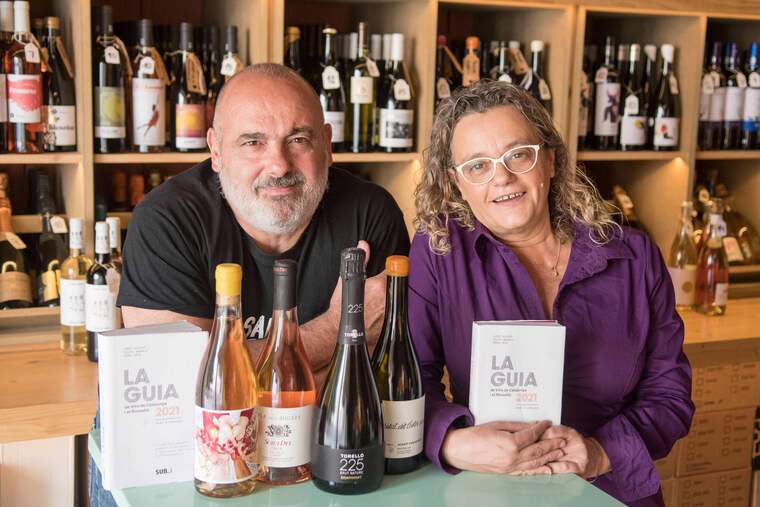 Sílvia Naranjo i Jordi Alcover amb La Guia de Vins de Catalunya 2021 i els Millors Vins de l’Edició