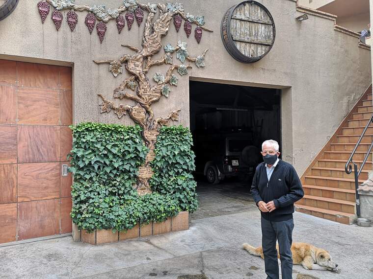 Enric Solergibert al costat de l'arbre genealògic de la família cellerera