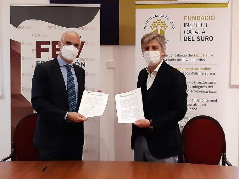 El director general de la FEV i el president de l'ICSuro en la signatura del conveni de col·laboració